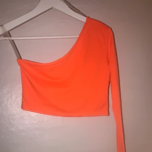 Neonorange oneshoulder top  - Svinsnygg neontop som tyvärr aldrig kommit användning. 