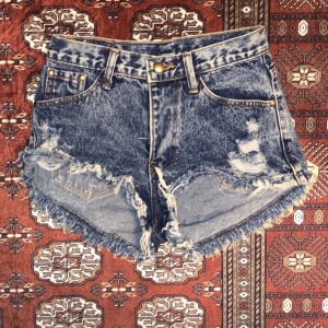 Blå shorts  - Ett par blå shorts i storlek XS... ⚡️  Kolla gärna in resten i min profil 🌎 Pris går att diskuteras!  Köpare står för frakt  📦 (66kr) totalt- 106kr  