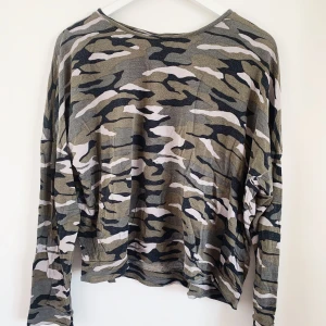 Långärmad i militärmönster  - Cool långärmad tröja. Bekvämt tyg med snyggt mönster. I gott skick. Pris kan diskuteras ✨