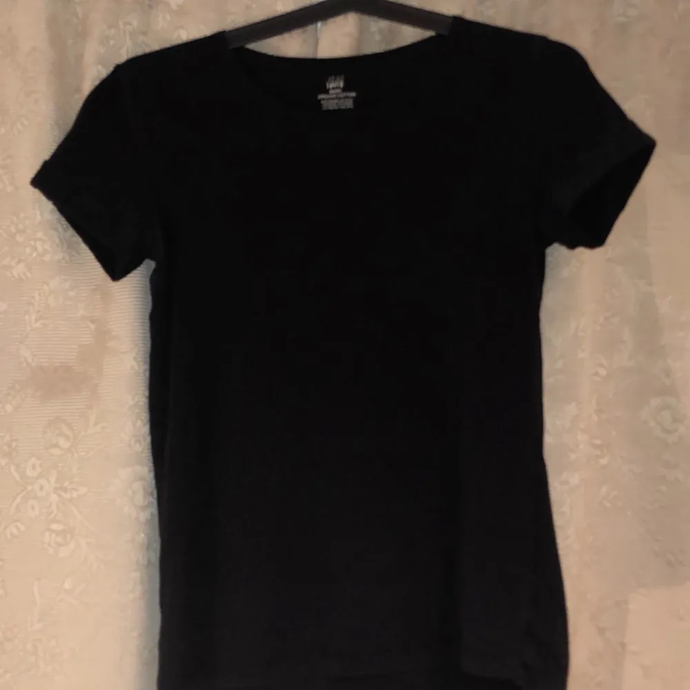 En svart t-shirt från h&m i storlek 158-164...⚡️  Kolla gärna in resten i min profil 🌎 Pris går att diskuteras!  Köpare står för frakt  📦 (22kr) totalt- 52 kr  . T-shirts.