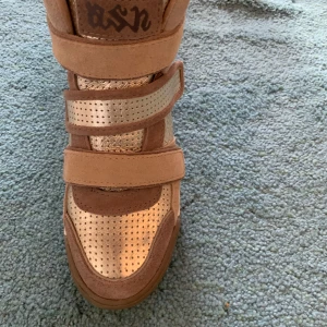 Nya high sneakers från ASH - Galet snygga sneakers från kvalitet märket ASH. Ca 2300 kr inköpspris! Bara provade. St 39 passa på🙌