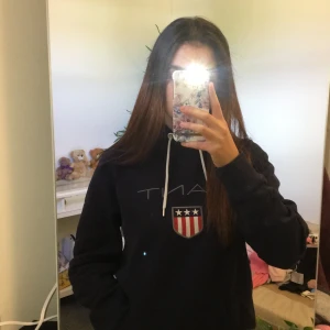 Gant hoodie - Bra skick, använt den bara 3 gånger. Frakt ingår inte. Betalningen sker endast på swish! Skriv ifall du är intresserad, pris kan diskuteras 