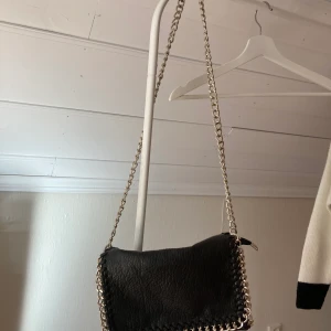 Tiamo väska - Väska från tiamo , i bra men använd skick vilket syns på knappen men inget man lägger märke till på vid användning. Kan även förekomma något slitage på kedjan så att det inte blir något missförstånd vid ev affär. 