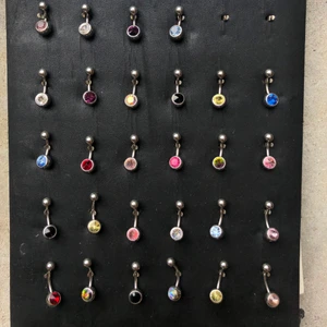 Navelpiercing  - Välj bland de olika färgerna!! Köp en och få den andra för HALVA PRISET!!!! Dessa är i kirurgiskt stål men det finns även i titan. Från företaget Laboro