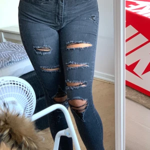 Svart jeans  - Fina jeans med håll har använt 😊🛍
