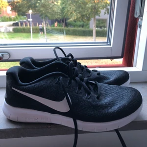 Nike free run - En par Nike free runt 2017 knappt andvända alls, storlek 40 men för mig som har 39 passar de utmärkt också! 