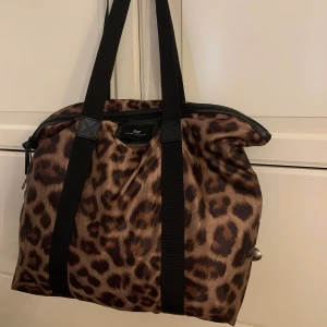 DAY väska  - DAY VÄSKA  Använd fåtal ggr  Nyskick ser inte ens använd ut  Nypris 500kr