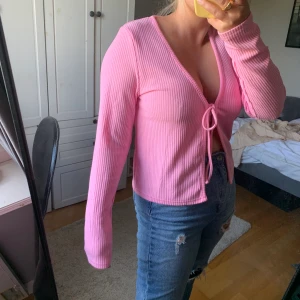 Tröja/kofta - Sååå söt tröja med knytning från HM! Köpt för inte alls längesen och bara använd en gång💔 Kan användas som den är eller med en tröja under! 💕 möts i gbg eller fraktar 