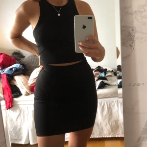 Kjol - Snygg kjol från Monki i storlek S! Jag har använt kjolen och vikt med kanten därav att den är större men går tillbaka till sin vanliga form i tvätten💕 100kr