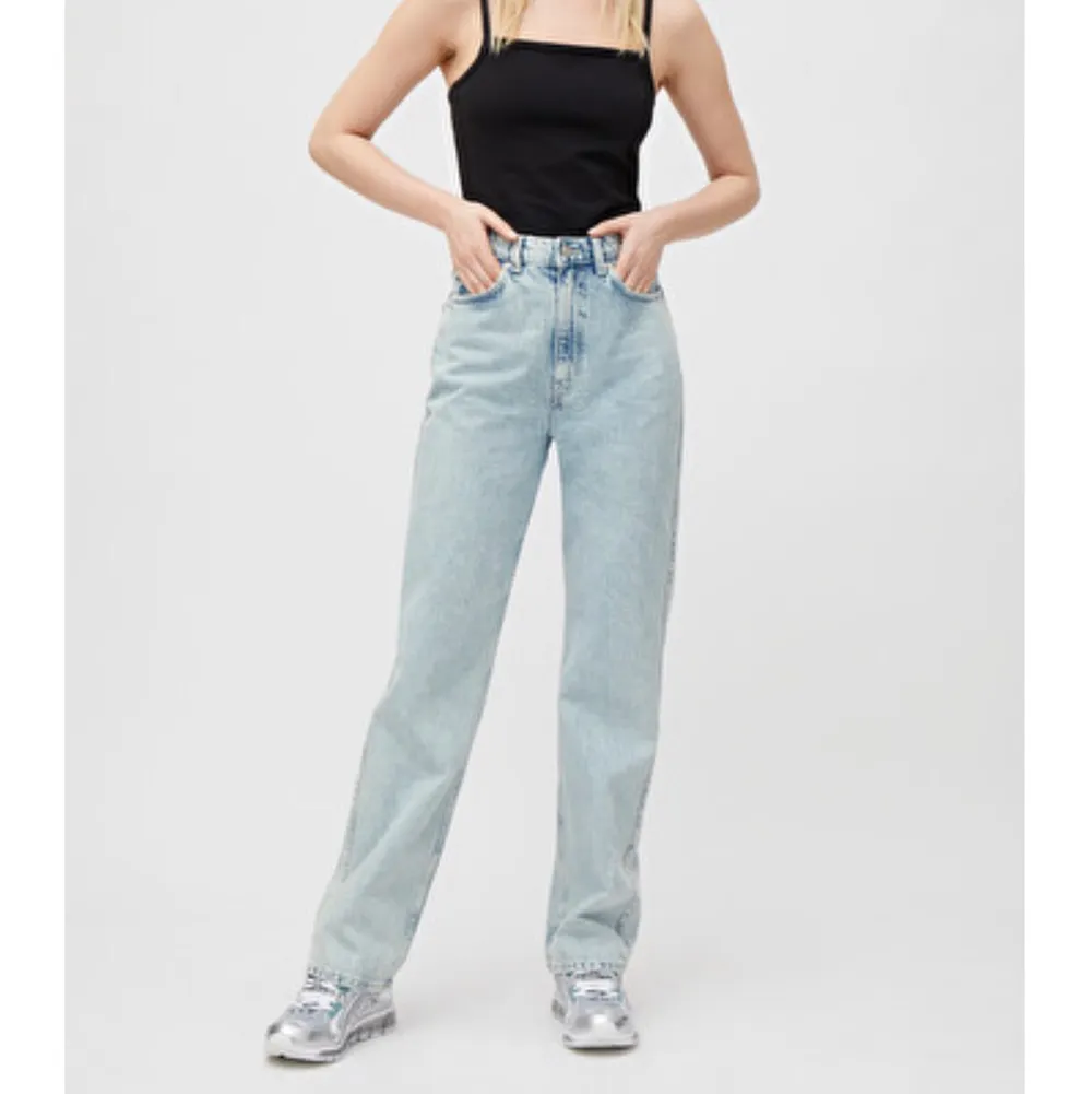 Jeans från Weekday i modellen Row💜 köpta för 500 och är i bra skick. Jeans & Byxor.
