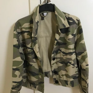 Kamouflagejacka säljes  - Säljer en ny kamouflage jacka pga ingen användning. Jackan är lite oversize på mig och den är en kortare modell. 