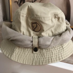 Fjällräven MARLIN MOSQUITO HAT - Fjällräven MARLIN MOSQUITO HAT •Storlek M •Nyskick, anv. max. 2 gånger •Unisex •Inköpt för 499 kr •Säljer för 250 kr Först till swish gäller  🚫Djurfritt och rökfritt hem 📍Kan mötes upp i Mölnlycke 📬Kan skickas mot fraktkostnad  https://www.fjallraven.com/se/sv-se/dam/accessoarer/kepsar-hattar-mossor/marlin-mosquito-hat?v=F79339%3a%3a7392158817436
