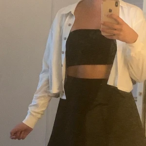 Skjorta/ tröja med knappar - Aldrig använd tröja från monki. Man kan ha den öppen men också stänga den med knapparna, den är i storlek S men jag kan ha M oxå och den passar bra på mig så den passar de flesta storlekar