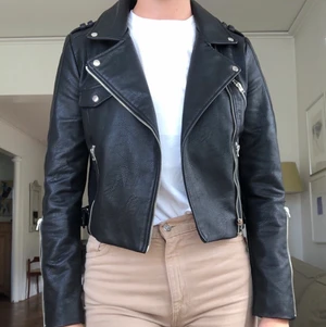 Zara skinnjacka  - Köpt för 3 år sedan så lite för liten för mig! Använd max 5 gånger. Ser helt ny ut!🤗