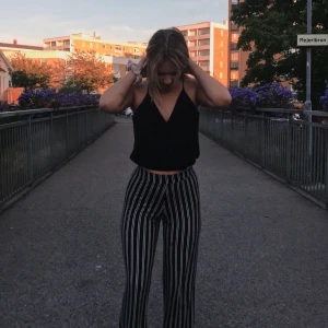 Byxor från Gina - Svart/vita-randiga byxor i skönt material i från Gina Tricot i storlek S. Köpare står för frakt, skriv för mer bilder<3