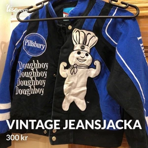 Vintage jeansjacka  - Vintage jeansjacka med tryck på både framsidan och baksidan. Storlek S-M. 