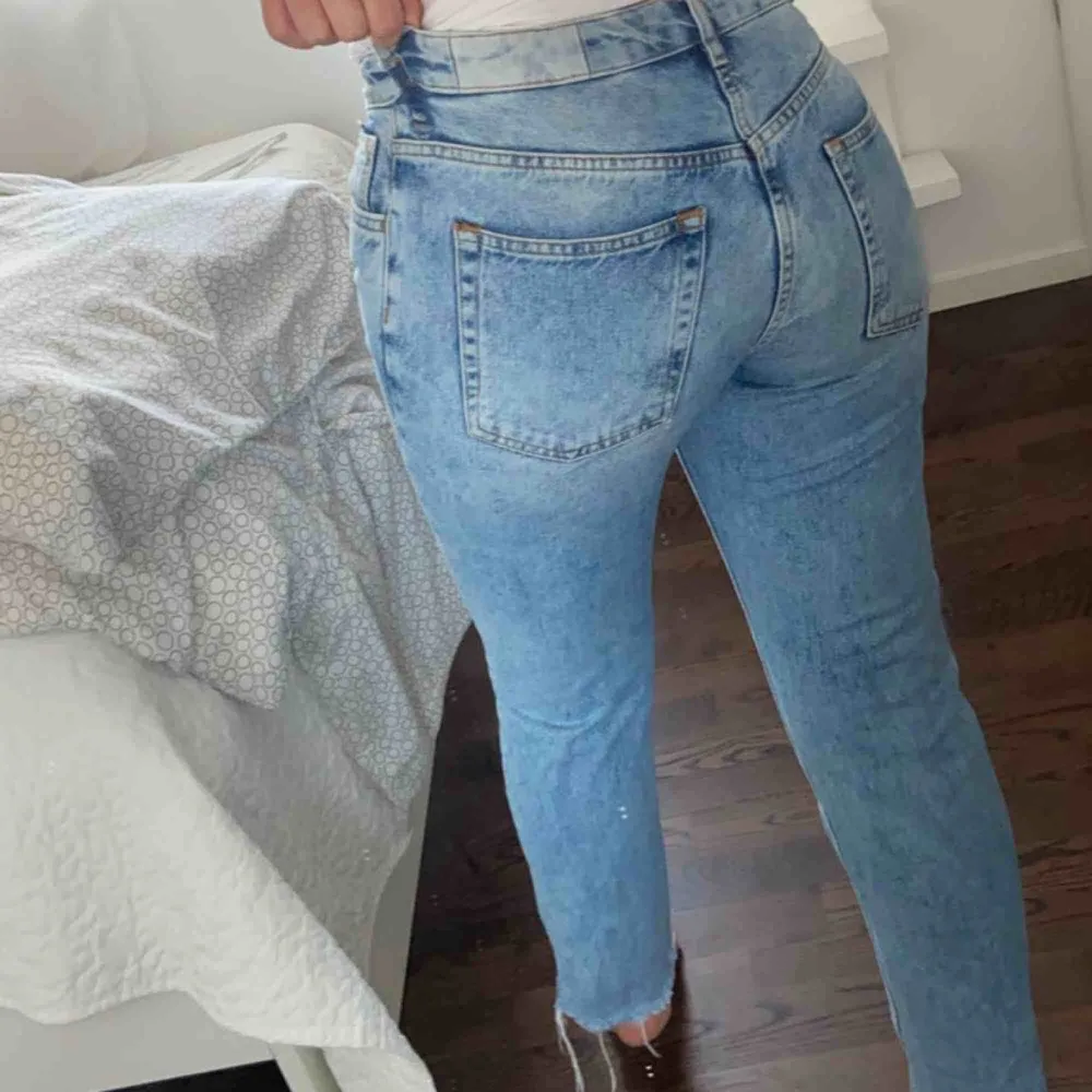 Girlfriend-jeans från Karve! Använda fåtal gånger men ena hällan är sönder men är i övrigt i superfint skick!💘 jag är 1.74 cm lång . Jeans & Byxor.