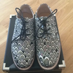  - Snygga skor från märket Granpa.
Snygga detaljer och mönster.
Stl 36.
Använt två gånger. 
Nypris 999kr.
