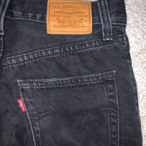 Levis Wide leg - Superfina Levis jeans modellen ribcage wide leg i storlek 25, inte fått så mycket andvändning för dom då dom är lite tajta! Buda från 500!