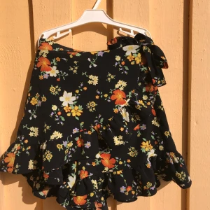 Kjol/shorts - Superfina shorts som ska se ut som en kjol! 🌼 från BikBok och har tyvärr blivit för små för mig. Bara att skriva om ni vill ha mer bilder!