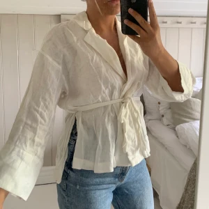 Knyt-Blus - En av mina favoritblusar, den är sååå jäkla fin, hade egentligen behövt strykas för en mer rättvis bild! Har fått många komplimanger om denna! Materialet är i mjukt linne! 🤍 Jag är vanligtvis en stl. S men denna passar mig! Ord. Pris ca 450 kr