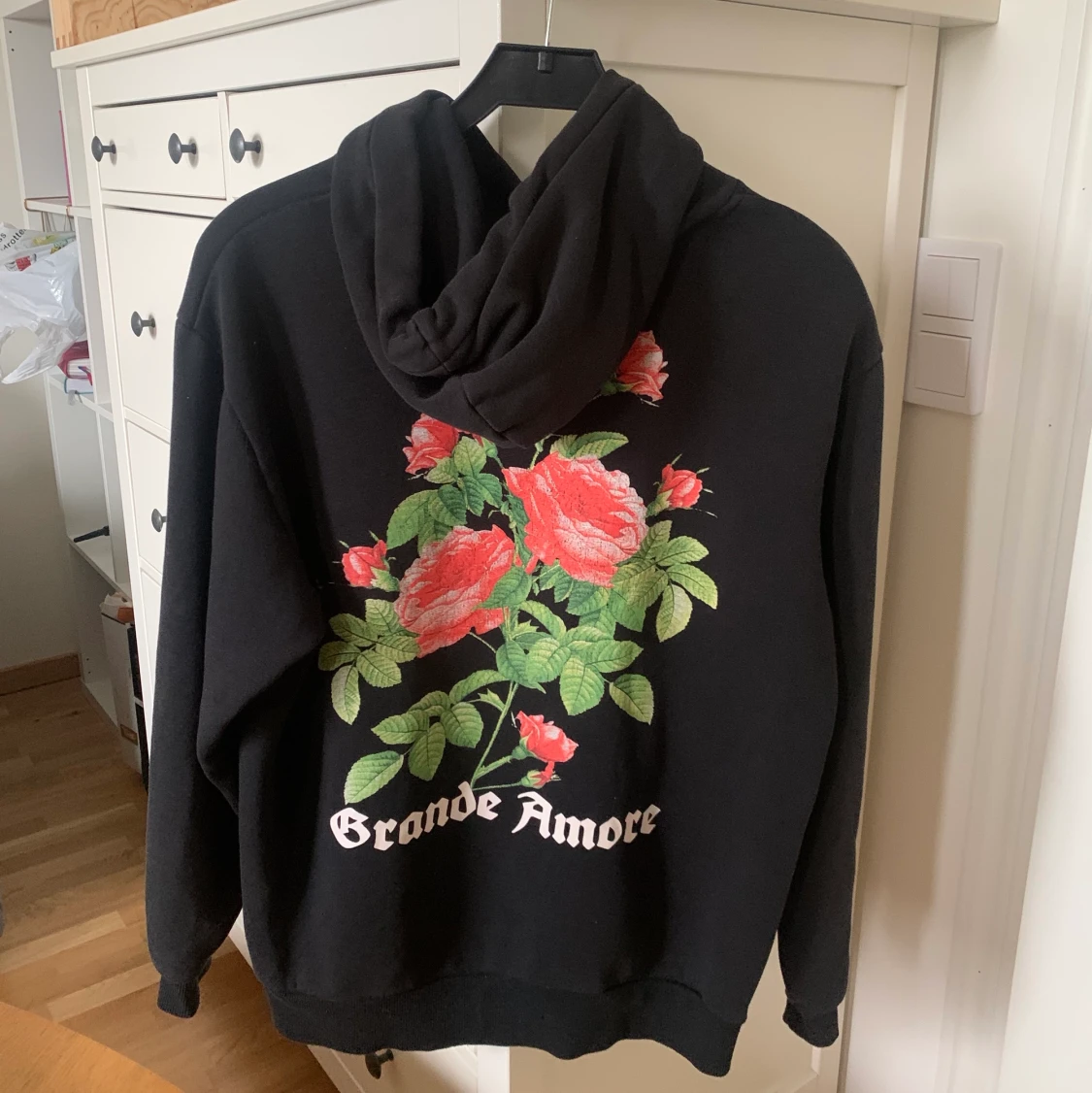 Hoodie me tryck på ryggen - 90