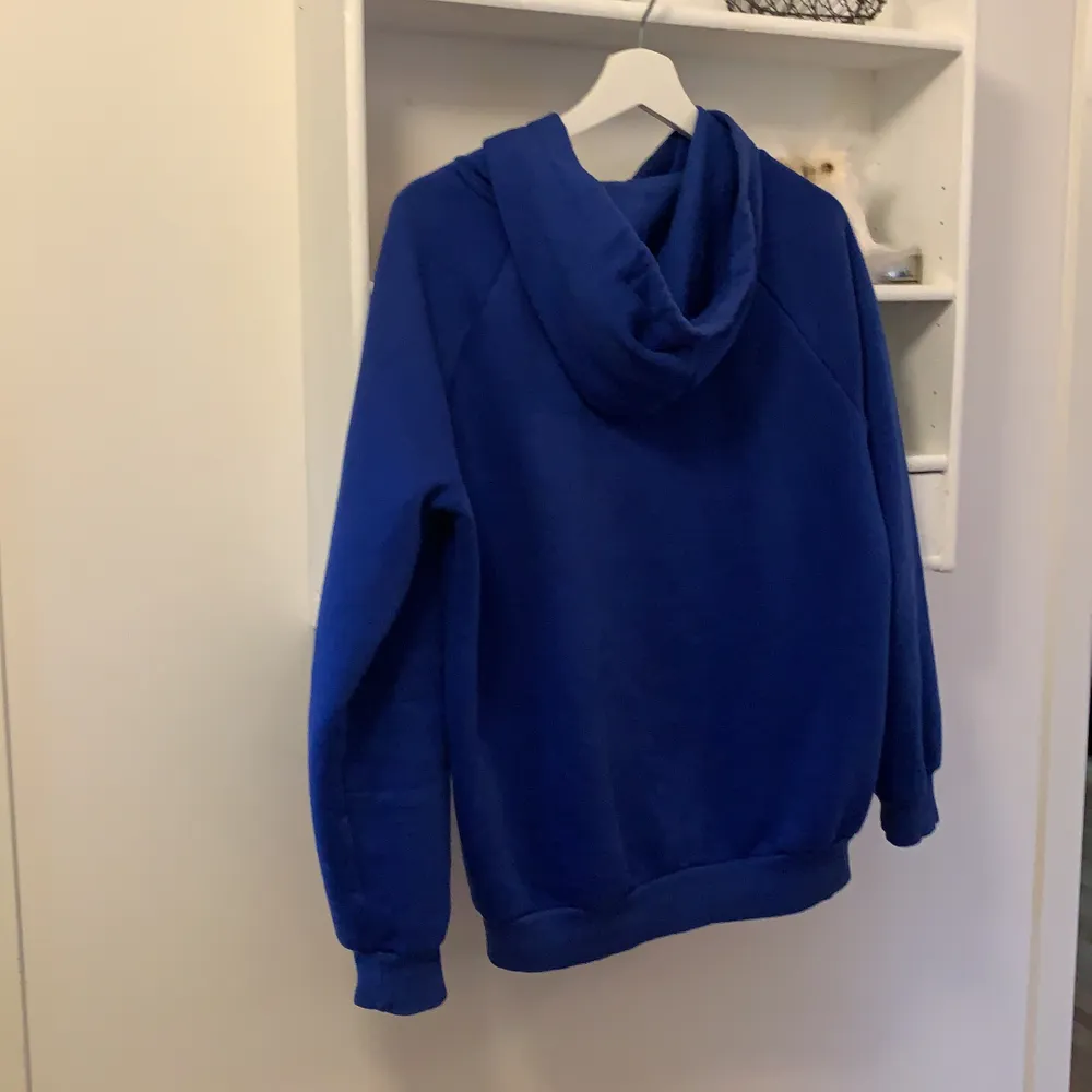 Blå hoodie från Gina Tricot i storlek S, knappt använd. Köparen står för frakt . Hoodies.