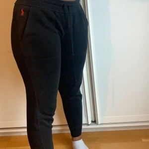 Ralph lauren mjukis - Riktigt snygg passform, riktigt sköna, köptes för ca 5 månader sedan och knappt använda, möts upp i Stockholm eller frakt kan läggas till💓köptes för 700kr