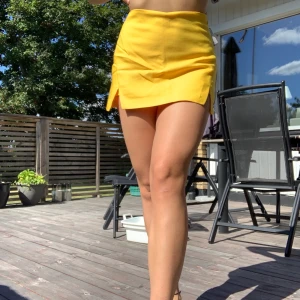 Superfin liten kjol från zara! - Säljer nu min söta korta kjol från zara! Tror jag använt den 1 gång bara </3 den har som ben på insidan så man flashar inget!!