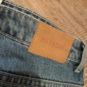 WEEKDAY JEANS - Ett par Weekday jeans i storlek 30/30, i modellen Row med färgen Sky blue. I väldigt fint skick. Nypris 500kr. Frakt tillkommer