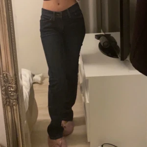 Levis jeans  - Säljer mina super fina Levis byxor. Dom är väldigt lågmidjade och är knappt använda. Säljer dom pågrund av att det inte är min stil💕 skriv om ni har frågor eller vill ha mer bilder 