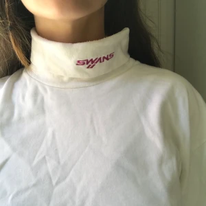 Vit Rosa Swans Polo - Superfin stor vit polotröja från Swans. Broderad logga på kragen i mörkrosa🌷 Ganska tjockt tyg. Står storlek 52 men passar allt ifrån XS-L beroende på hur man vill att den ska sitta🤩 Frakt 50kr💓