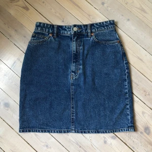 Jeanskjol från Monki - Jeanskjol från Monki i fin blå färg. Säljer pga felköp i storlek, endast använd 1 gång. Mycket fint skick. 