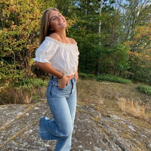 Vitblus från Bikbok  - En söt blus från bikbok i väldigt fint skick. Passar allt från XS-M då den är väldigt stretchig. Buda på💗