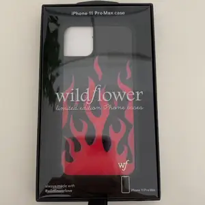 Jag säljer ett helt oanvänt mobil skal ifrån Wildflower! Jätte fint men aldrig använt eftersom jag råkade köpa en för stor storlek.  jag använder mig av Safepay!!🖤🖤
