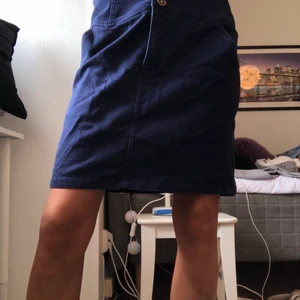 Blå denimkjol - Så snygg jeanskjol i en mörkblå färg som passar en m/L!