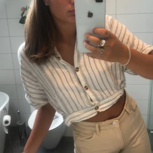 Zara blus - En gullig blus från zara som knappt är använd, med två band fram som man kan knyta fram.