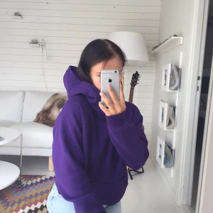 Lila hoddie - Ozerzied på mig som brukar ha s, snygg lila färg, finns tecken på användning men inte mkt💕