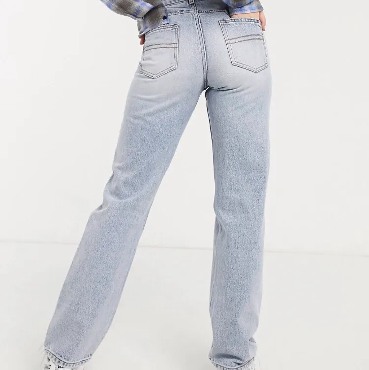 Jag säljer dessa Asos jeans från collusion, tyvärr fel storlek för mig och därför aldrig använda och i nyskick. Storleken är i unisex så passar både tjejer och killar, hör av dig om intresserad❤️. Jeans & Byxor.