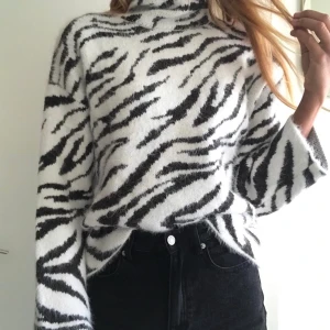 Tröja hm - Fin ock mysig tröja från hm! Använd ett fåtal gånger, men fortfarande i väldigt bra skick!💫 säljer tröjan för 150kr + köparen står för frakten💘 strl xs