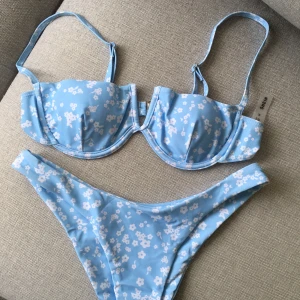 Bikini shein - Superfin bikini från shein, helt ny och helt oanvänd!! (Köpte fler storlekar av samma bikini). Trosskyddet kvar. Uttagbara kupor på toppen. Storlek M men funkar som S.