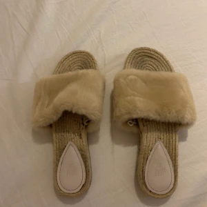 Finare tofflor - Ett par superfina tofflor som andvänds ca 4 gånger och säljs då de inte kommer till någon användning! Köparen betalar frakt