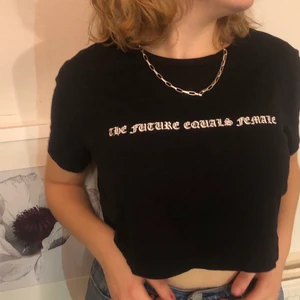 Svart croppad t-shirt  - En svart croppad T-shirt från NA-KD, säljer för att den tyvärr inte kommit till användning så det finns inga defekter på den. Priset är exklusive frakt men kan även mötas i Göteborg 