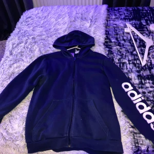 Adidas hoodie - Adidas hoodie med text på armen stl-176 men sitter som M