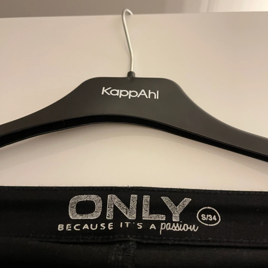 Svarta jeans från Only med hål på knäna. - 90