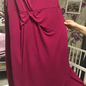 En helt ny rosaklänning för 250kr och har storleken 48.
