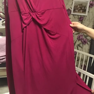 En rosa lång klänning - En helt ny rosaklänning för 250kr och har storleken 48.