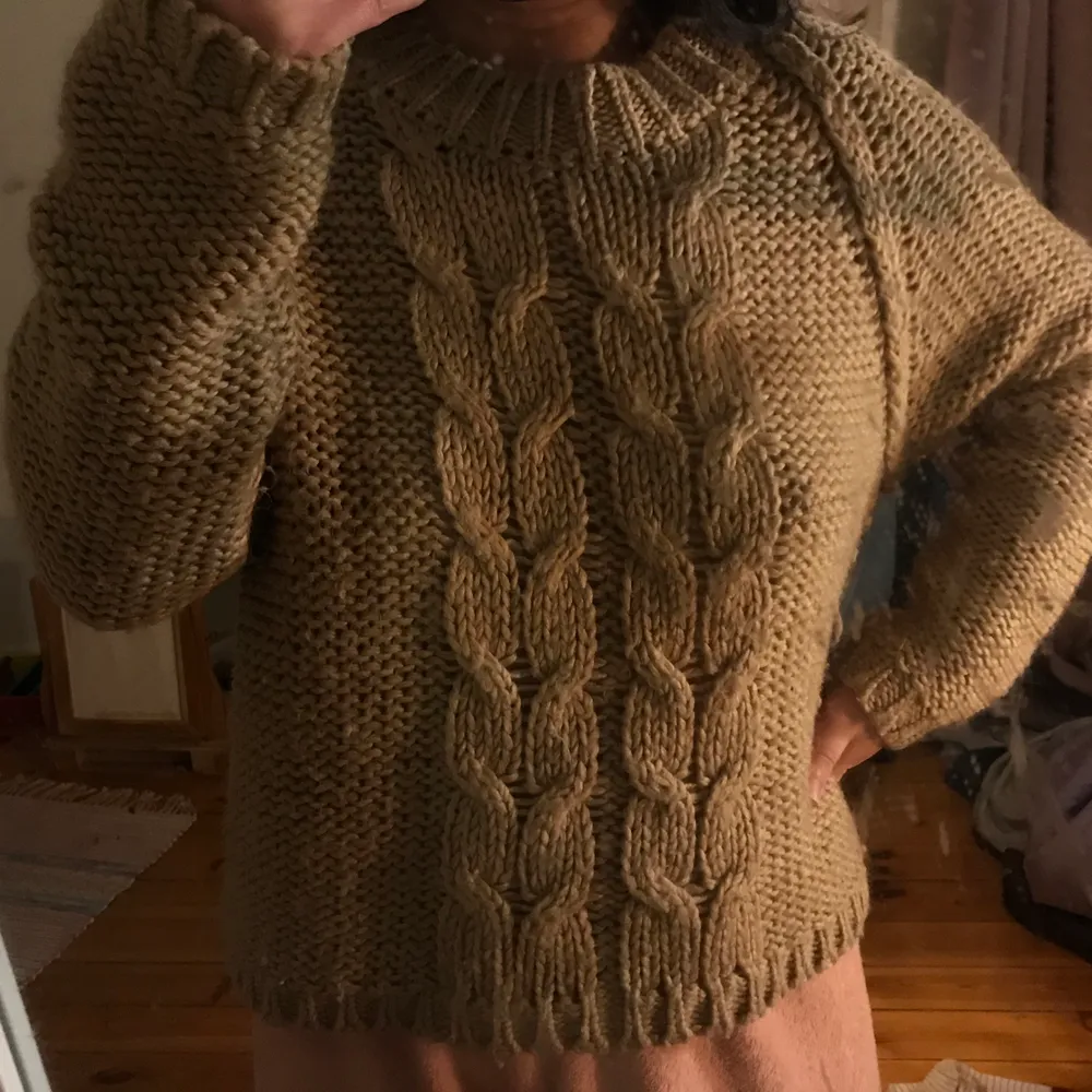 Jättefin sweater i lite beigebrun färg från Ginatricot. I nyskick. Budgivning med start på 100 kr. Avslutas när jag känner mig nöjd med priset. Kan tvättas innan den skickas om så önskas. Frakt tillkommer, dock lite osäker på hur mycket frakten landar på.. Hoodies.