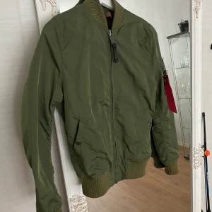 Alpha industries  - Super fin jacka från Alpha industries. Kommer tyvärr inte till användning längre så därför säljer jag den nu 