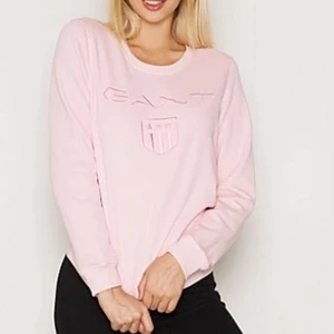 Gant tröja - Säljer min gant tröja som egentligen är lite mörkare rosa men hittade ingen bild med den färgen, gör gärna av dig vid frågor eller om du vill ha bilder på tröjan, nypris är 1 100kr💓